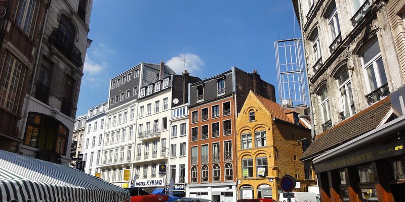 &Eacute;tals install&eacute;s le long d'une rue de Lille pendant la Braderie