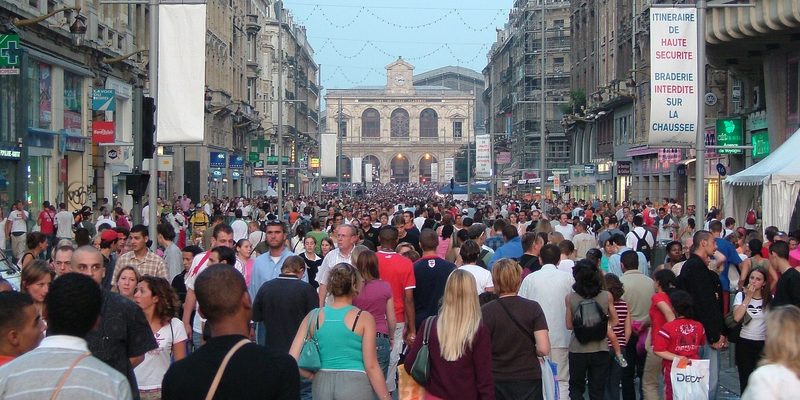 La rue Faidherbe noire de monde pendant la Braderie de Lille