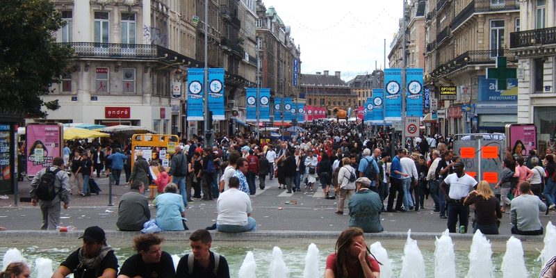 Stands et visiteurs sur une place de Lille pendant la Braderie
