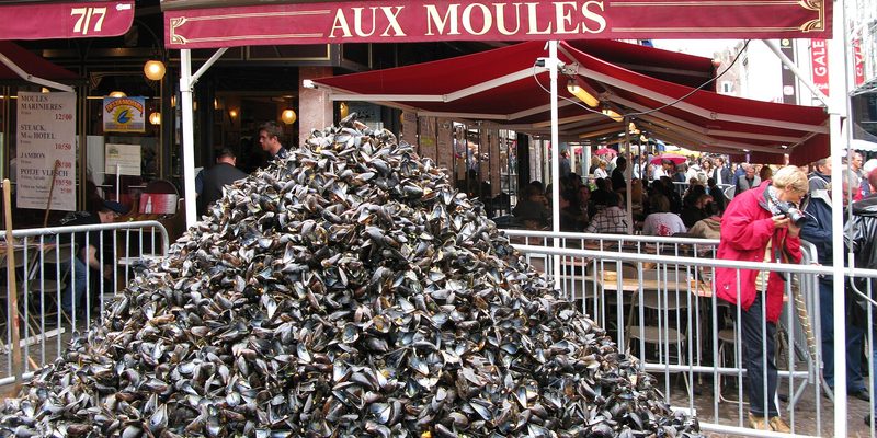 Tas de coquilles de moules devant un restaurant pendant la Braderie